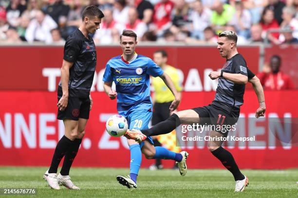 Thorir Johann Helgason brß00 challenges Felix Klaus of Düsseldorf during the Second Bundesliga match between Fortuna Düsseldorf and Eintracht...