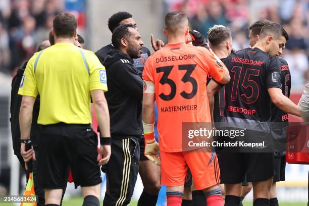 Head coach Daniel Thioune of Düsseldorf speaks to his team during the Second Bundesliga match between Fortuna Düsseldorf and Eintracht Braunschweig...