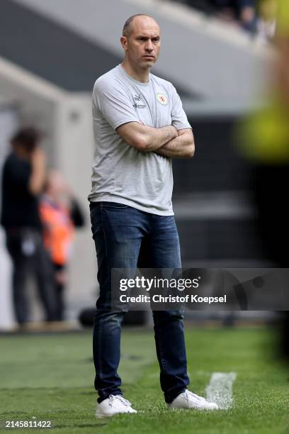 Head coach Daniel Scherning of Braunschweig reacts during the Second Bundesliga match between Fortuna Düsseldorf and Eintracht Braunschweig at Merkur...