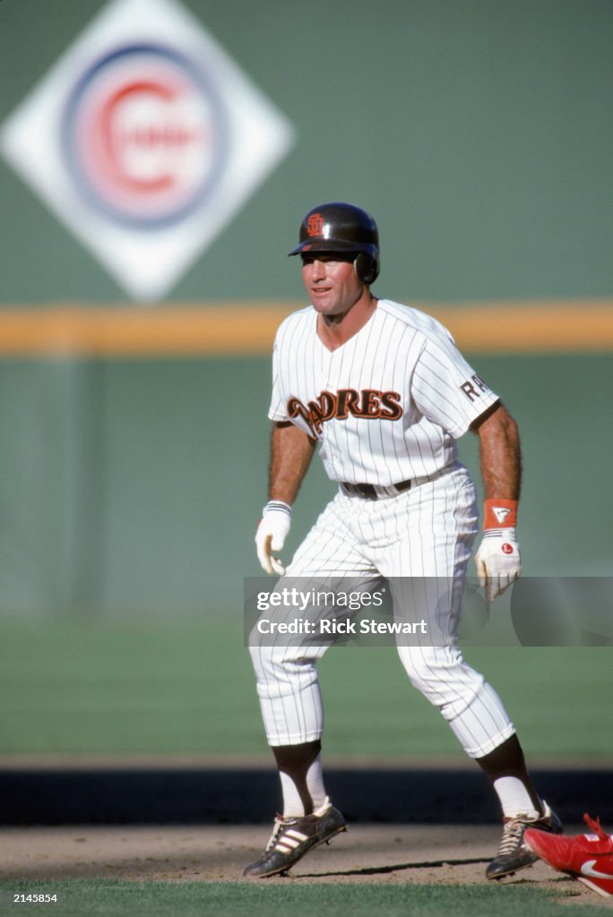 Steve Garvey leads off base