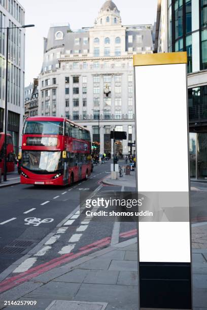 blank billboard at a busy street in central london - bus sign photos et images de collection
