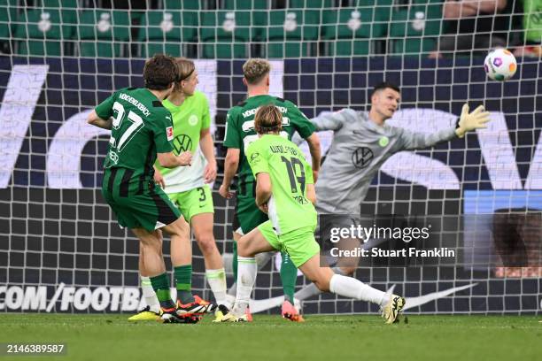 Rocco Reitz of Borussia Mönchengladbach scores his team's third goal during the Bundesliga match between VfL Wolfsburg and Borussia Mönchengladbach...