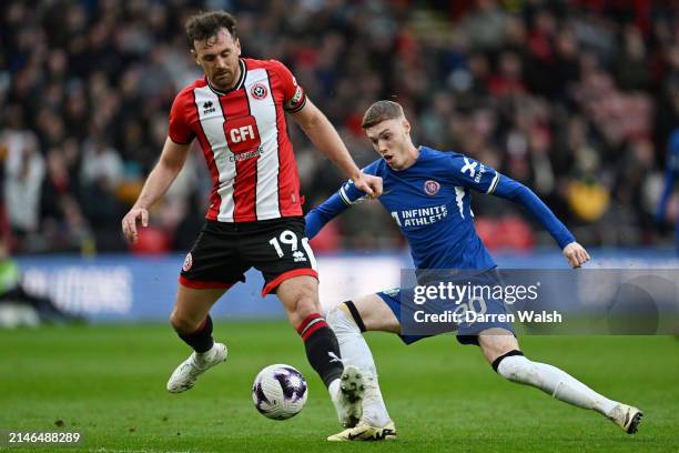 Jack Robinson of Sheffield United holds the ball whilst under pressure from Cole Palmer of Chelsea during the Premier League match between Sheffield...