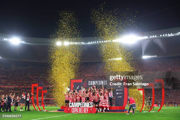 Iker Muniain of Athletic Club lifts the trophy after winning the Copa del Rey Final match between Athletic Club and RCD Mallorca at Estadio de La...