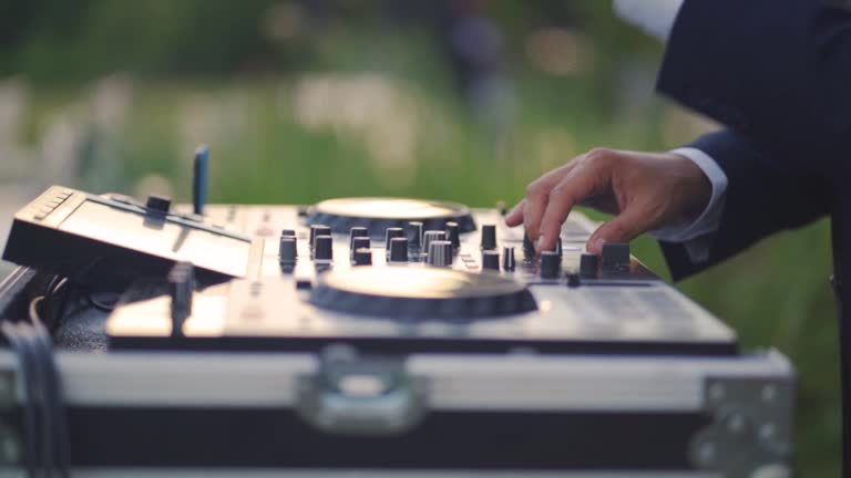 https://media.gettyimages.com/id/2146892075/video/close-up-of-a-mans-hands-playing-music-with-a-dj-during-the-wedding-reception-party.jpg?b=1&s=640x640&k=20&c=O0Jqo6-iChntdIB2bcxX5GDFRREyJRMTbbWTHF7Ptl4=