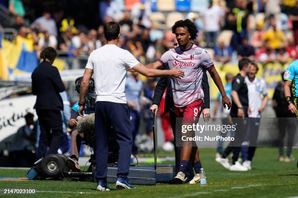 Joshua Zirkzee of Bologna FC greets Thiago Motta head coach of Bologna FC leaving the pitch during the Serie A TIM match between Frosinone Calcio and...