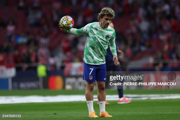 Atletico Madrid's French forward Antoine Griezmann warms up before the UEFA Champions League quarter final first leg football match between Club...
