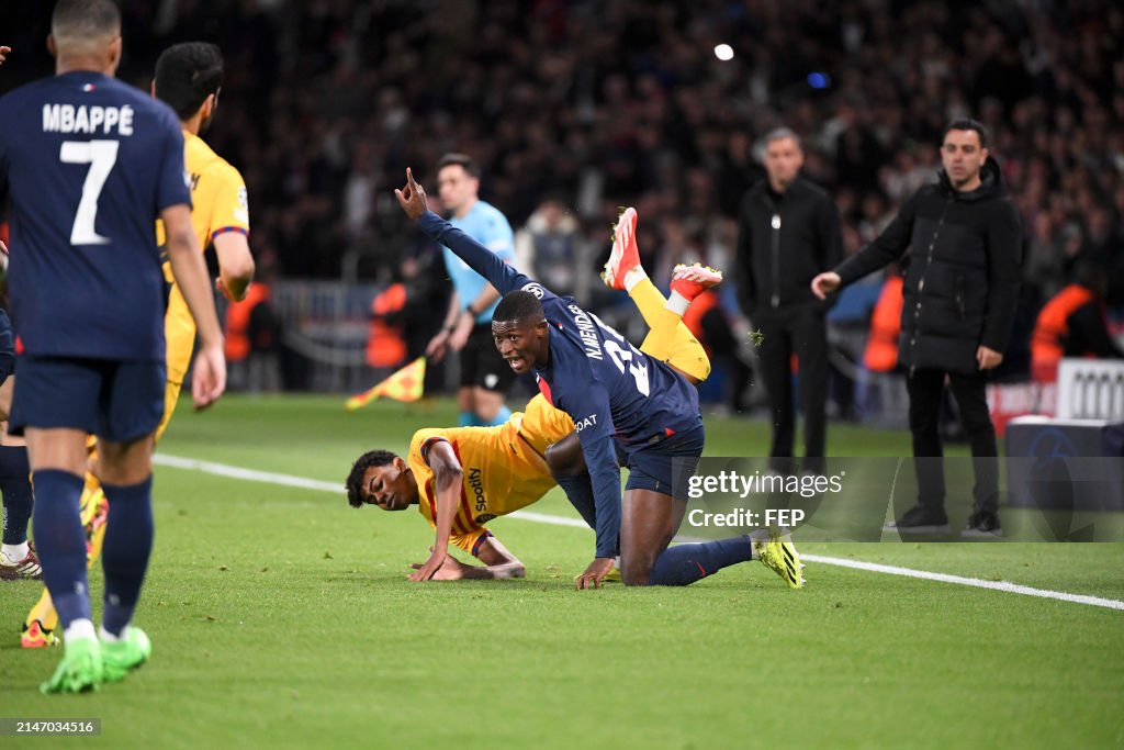 27 Lamine YAMAL - 25 Nuno MENDES during the UEFA Champions League ...