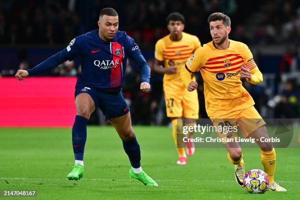 10Sergi Roberto of Barcelona in action during the UEFA Champions League quarter-final first leg match between Paris Saint-Germain and FC Barcelona at...