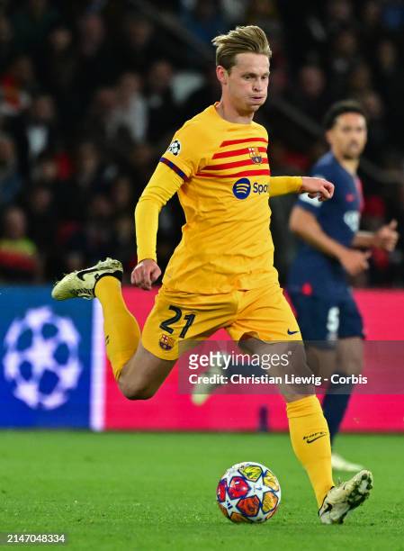 10Franckie de Jong of Barcelona in action during the UEFA Champions League quarter-final first leg match between Paris Saint-Germain and FC Barcelona...