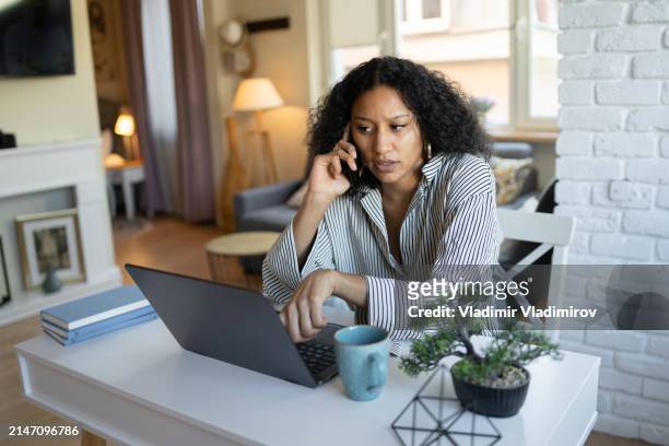 busy businesswoman working from home - plano fijo fotografías e imágenes de stock