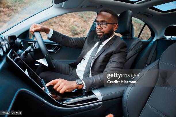 uomo d'affari fiducioso alla guida di un'auto di lusso durante il suo tragitto giornaliero - automobile di lusso foto e immagini stock
