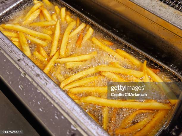 frying fries - frito em gordura abundante - fotografias e filmes do acervo