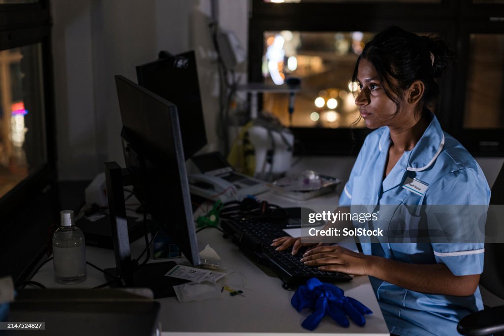 Krankenschwester arbeitet bis spät in die Nacht