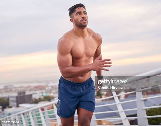 l’homme, la course à pied et l’exercice en ville pour un entraînement sain pour la performance en plein air en ville urbaine, le fitness ou le défi. routine masculine, bridge et cardio pour l’activité matinale, le sprint ou le marathon - macho photos et images de collection
