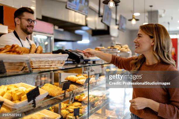 transazione digitale in ambiente panetteria - carte da gioco foto e immagini stock