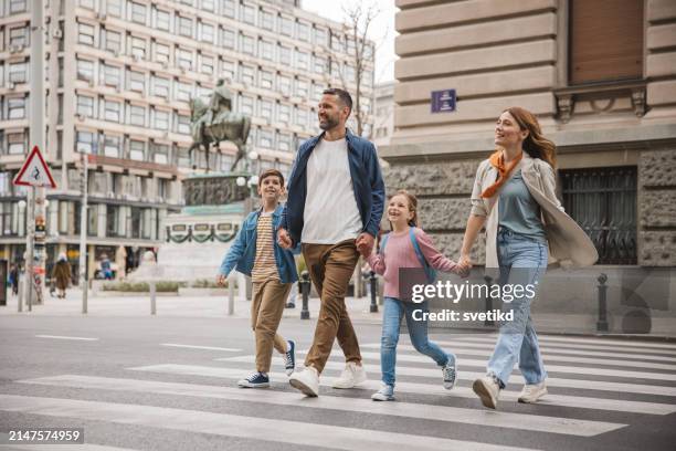 family exploring city - couple crossing street stock pictures, royalty-free photos & images