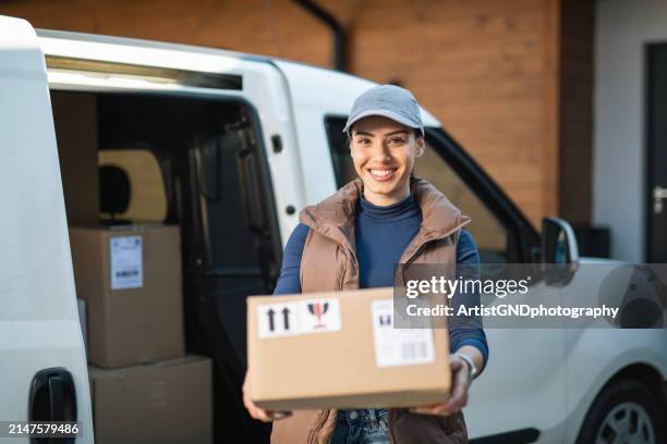 i tuoi pacchi sono qui! - postino foto e immagini stock