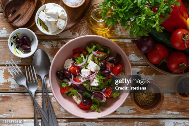 preparing salad with fresh vegetables, healthy eating - comida mediterránea fotografías e imágenes de stock