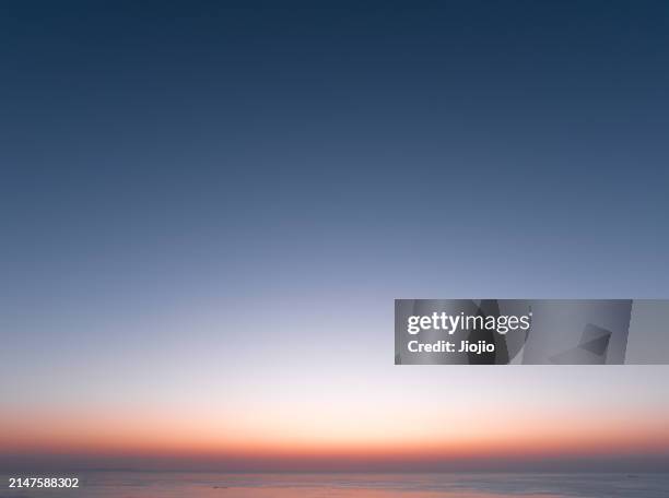 sea and sky at sunrise - sunrise stockfoto's en -beelden