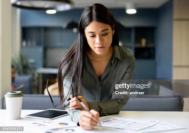 business woman working at a coworking office - relatório financeiro imagens e fotografias de stock