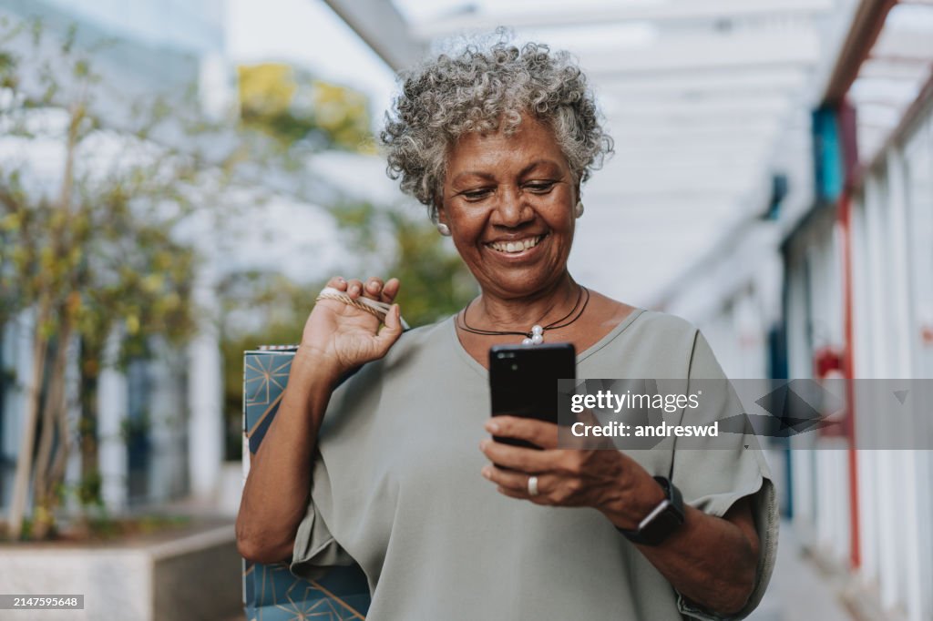 Retrato de uma sacola de compras de mulher sênior