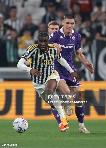 Lucas Beltran of ACF Fiorentina looks on as team mate Nikola Milenkovic pursues Samuel Iling-Junior of Juventus as he breaks with the ball during the...