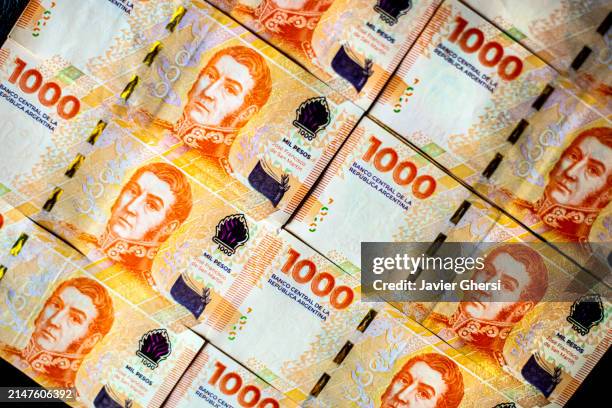 1000 argentine peso banknotes in cash (new design: jose de san martin) - buenos aires market stock pictures, royalty-free photos & images