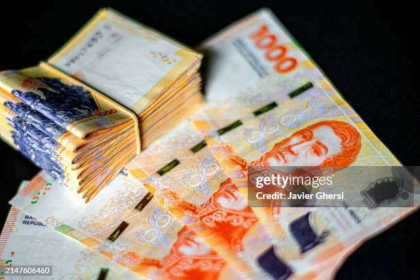 1000 argentine peso banknotes in cash (new design: jose de san martin) - buenos aires market stock pictures, royalty-free photos & images