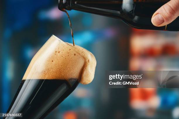 vaso de cerveza fría oscura fresca - cerveza-tipo-ale fotografías e imágenes de stock