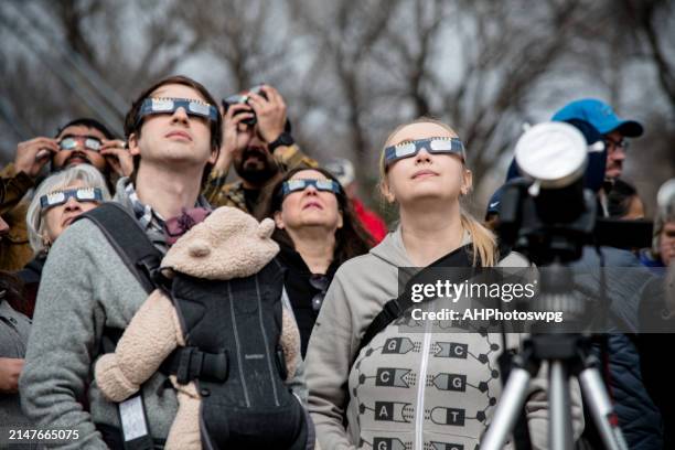 1 559 People Watching Solar Eclipse Photos et images haute résolution - Getty Images