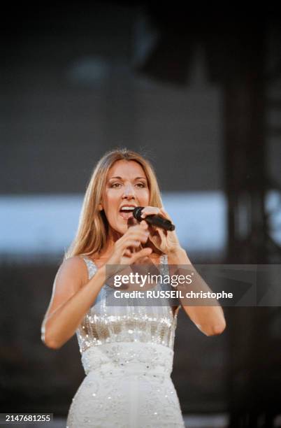 La chanteuse québécoise Céline Dion sur scène au Stade de France, à Paris, le 19 juin 1999.