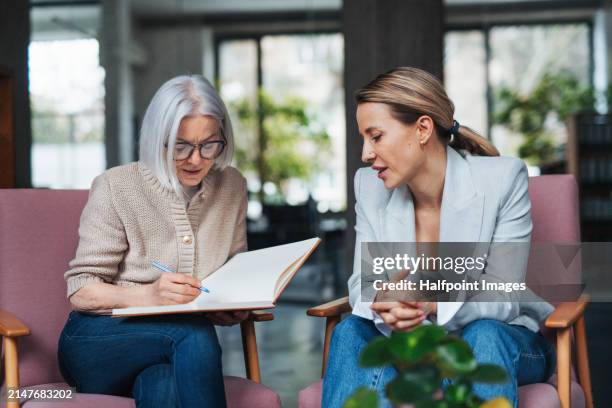 workplace mental health coaching for female manager. mental health coach helping to navigate stress, anxiety and manage work life balance for female worker. - mentoring foto e immagini stock