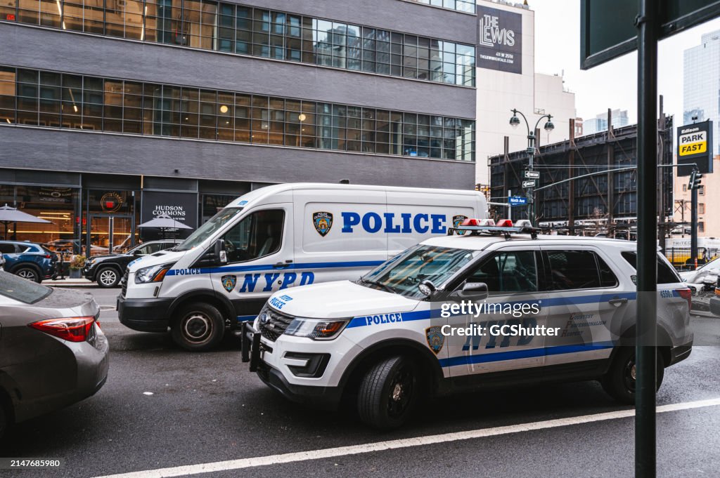 Dans l’agitation de Manhattan, un véhicule de la police de New York, symbole de sécurité, monte la garde, prêt à réagir rapidement.