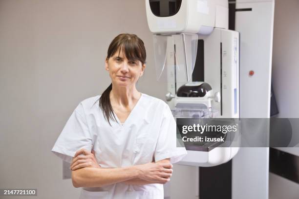 médecin de famela debout dans la salle d’examen - blouse dexamen médical photos et images de collection