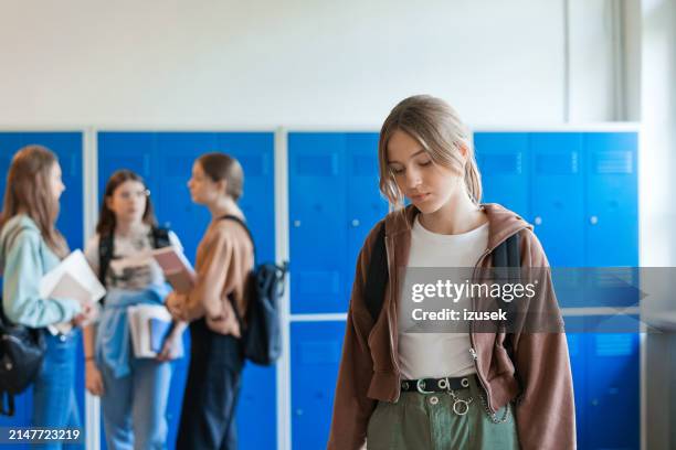 adolescente triste debout dans le couloir de l’école - tyranniser photos et images de collection