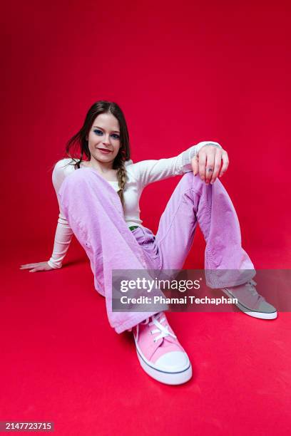 cool attitude woman on plain background - sit on floor stock pictures, royalty-free photos & images
