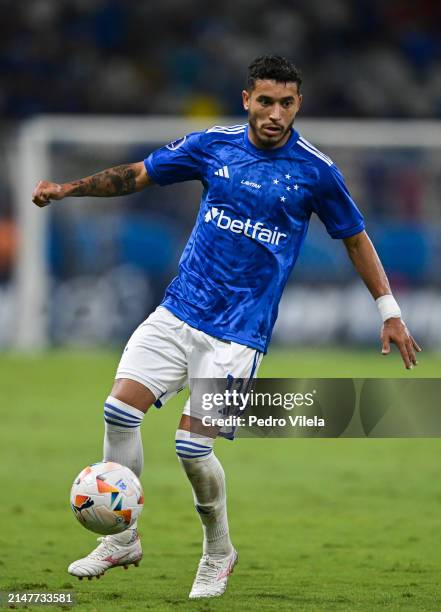 William of Cruzeiro controls the ball during a match between Cruzeiro and Alianza Petrolera as part of the Copa CONMEBOL Sudamericana 2024 at...