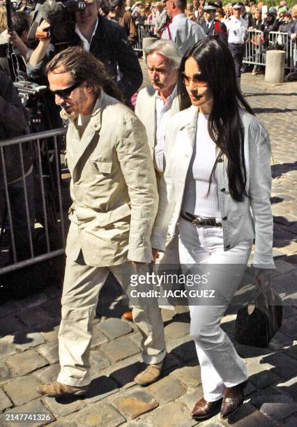 Le chanteur Florent Pagny arrive en compagnie de son épouse Azucena , le 18 mai 2005 en l'église Saint-Germain-des-Prés à Paris, pour assister à la...