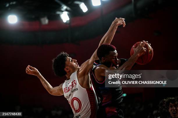 Bourg-en-Bresse's French forward Zaccharie Risacher fights for the ball with Paris' US point guard Timothy Neocartes TJ Shorts during the Eurocup...