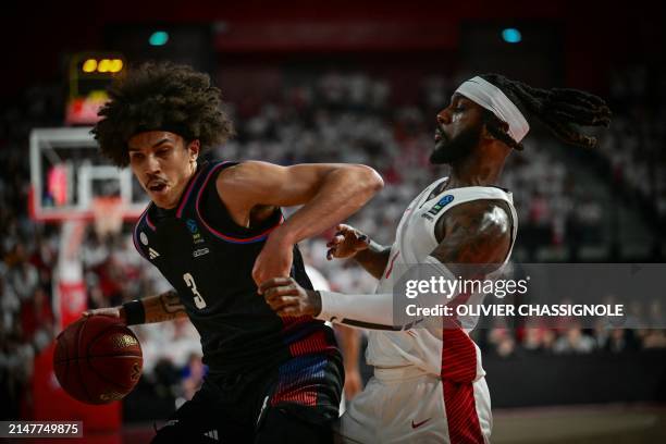 Paris' US forward Tyson Ward fights for the ball with Bourg-en-Bresse's US guard Jequan Lewis during the Eurocup second leg basketball match between...