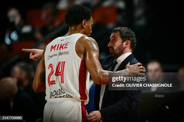 Bourg-en-Bresse's French coach Frederic Fauthoux speaks with Bourg-en-Bresse's Canadian forward Isiaha Mike during the Eurocup second leg basketball...