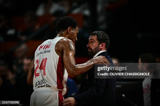 Bourg-en-Bresse's French coach Frederic Fauthoux speaks with Bourg-en-Bresse's Canadian forward Isiaha Mike during the Eurocup second leg basketball...