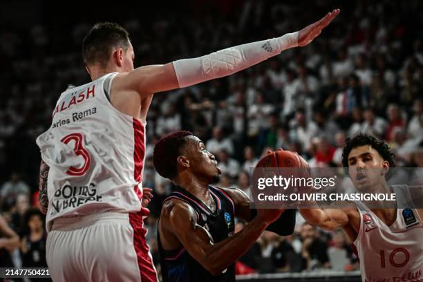 Paris' US point guard Timothy Neocartes TJ Shorts fights for the ball with Bourg-en-Bresse's French forward Zaccharie Risacher during the Eurocup...