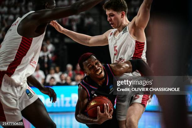 Paris' US point guard Timothy Neocartes TJ Shorts fights for the ball Bourg-en-Bresse's French point guard Hugo Benitez during the Eurocup second leg...