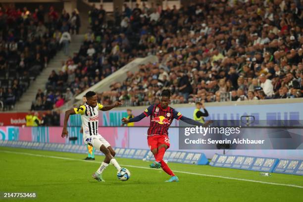 Moses Usor of LASK and Daouda Guindo of Salzburg during the Admiral Bundesliga match between LASK and FC Red Bull Salzburg at Raiffeisen Arena on...