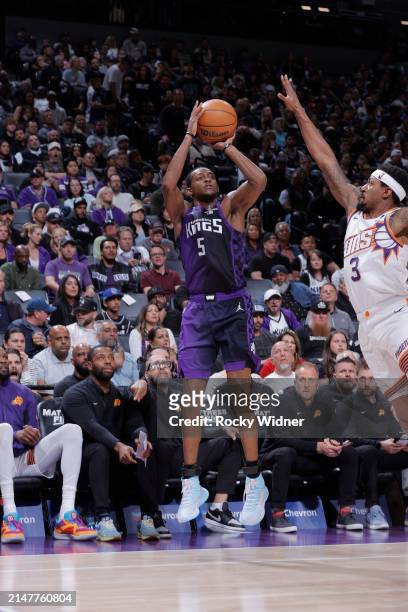 De'Aaron Fox of the Sacramento Kings shoots a three point basket against the Phoenix Suns on April 12, 2024 at Golden 1 Center in Sacramento,...