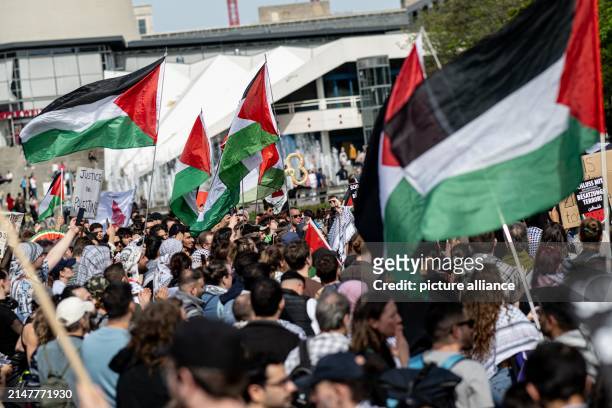April 2024, Berlín;: Numerous people wave Palestinian flags after the Berlin police broke up a "Palestinian Congress" on Friday, which was criticized...