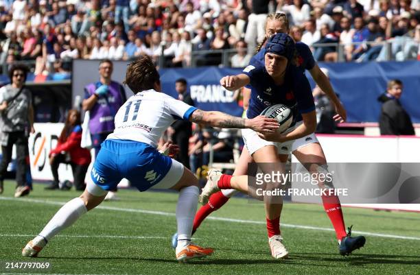France's left wing Melissande Llorens runs to score a try during Six Nations international women's rugby union match between France and Italy at Jean...