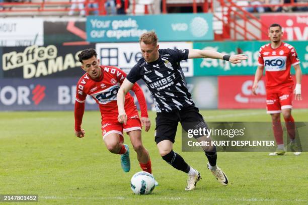 Kortrijk's Abdelkahar Kadri and Charleroi's Zan Rogelj fight for the ball during a soccer match between KV Kortrijk and Sporting Charleroi, Sunday 14...